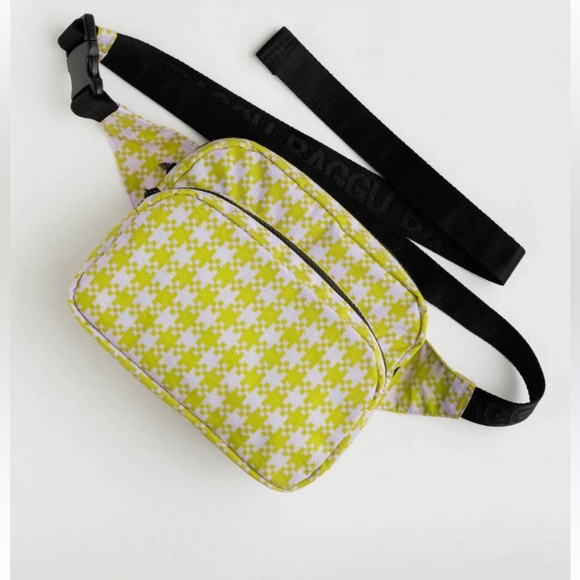 BAGGU Handbags - BAGGU Pistachio pixel Fanny pack new With Tags